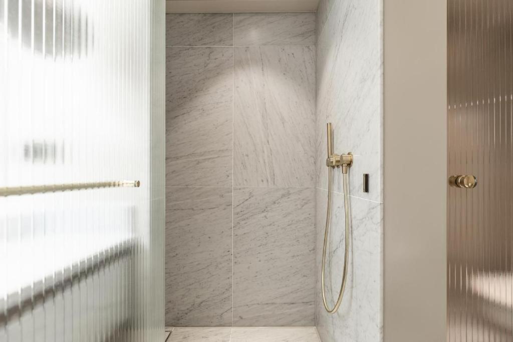Hotel 717 アムステルダム エクステリア 写真 A shower