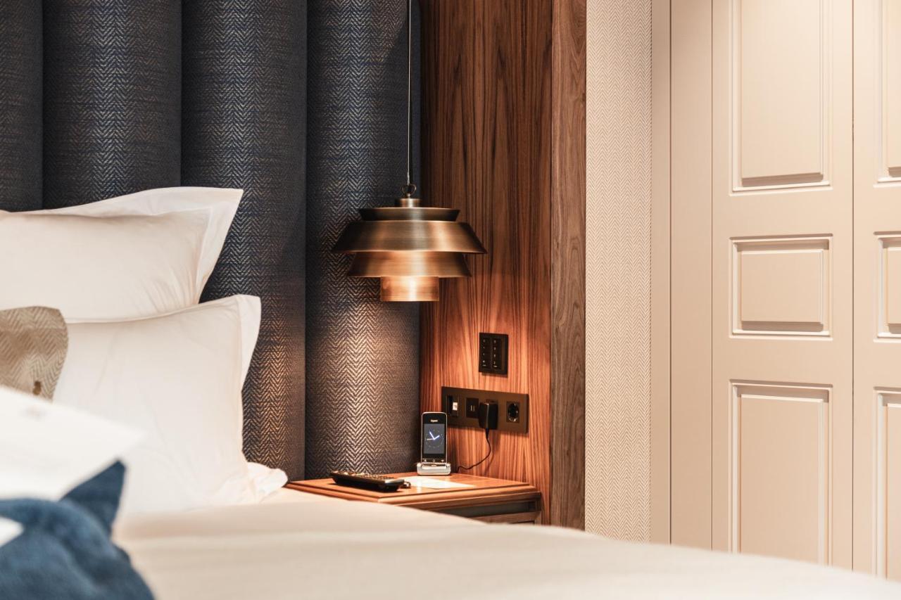 Hotel 717 アムステルダム エクステリア 写真 A bedside table with a built-in USB charger