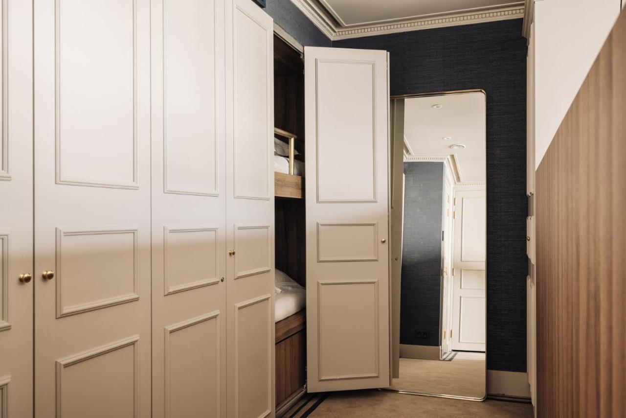 Hotel 717 アムステルダム エクステリア 写真 A typical wardrobe
