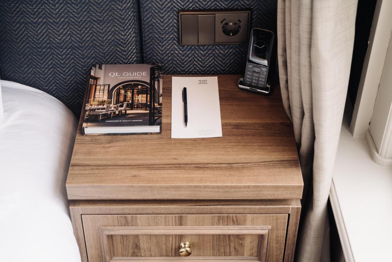 Hotel 717 アムステルダム エクステリア 写真 A bedside table