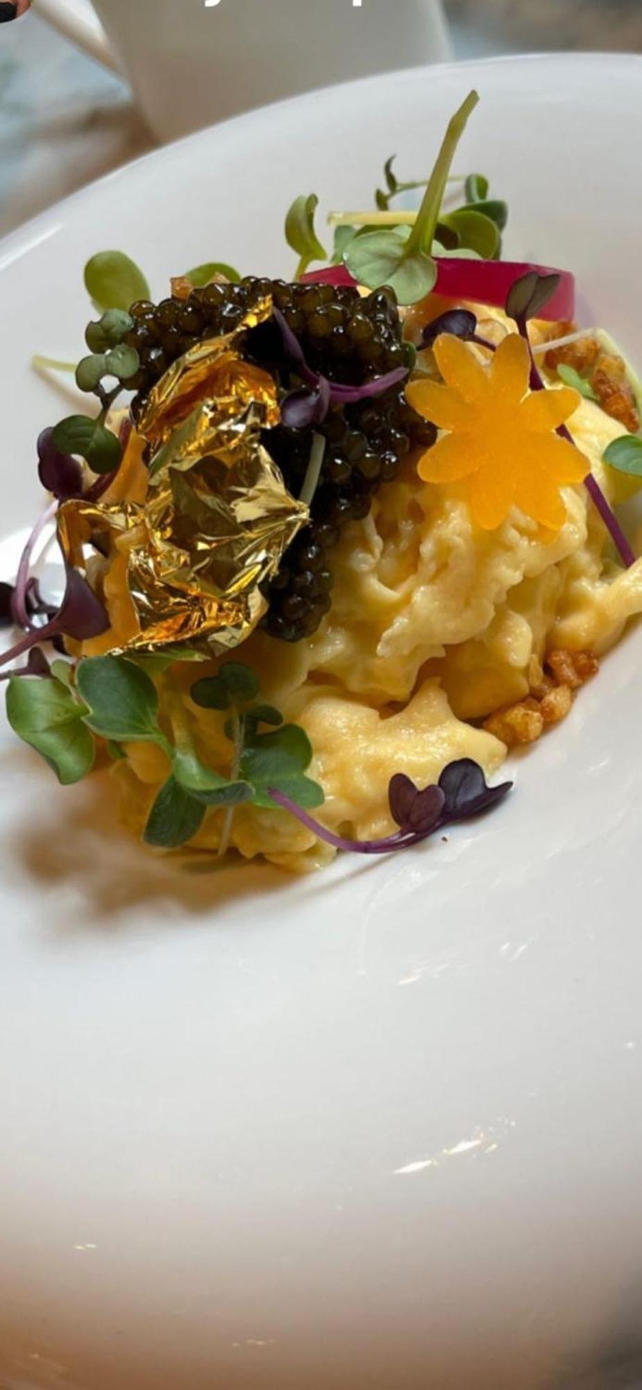 Hotel 717 アムステルダム エクステリア 写真 A close-up of a dish of risotto with gold leaf
