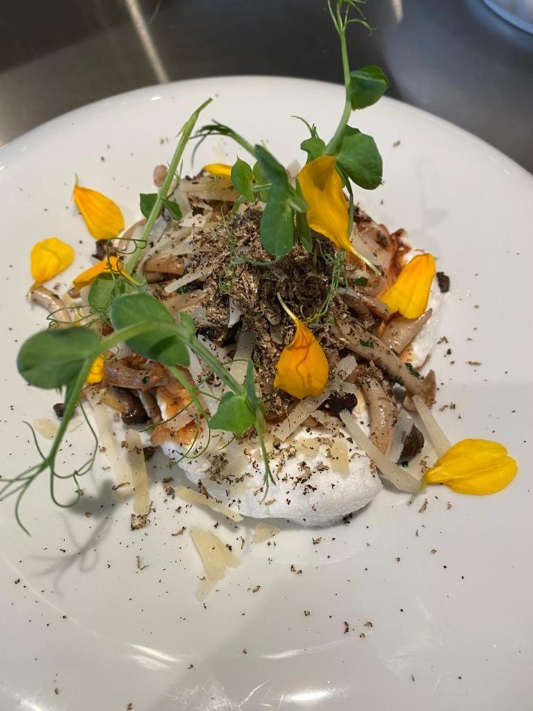 Hotel 717 アムステルダム エクステリア 写真 A dish of goat's cheese with honey and flowers