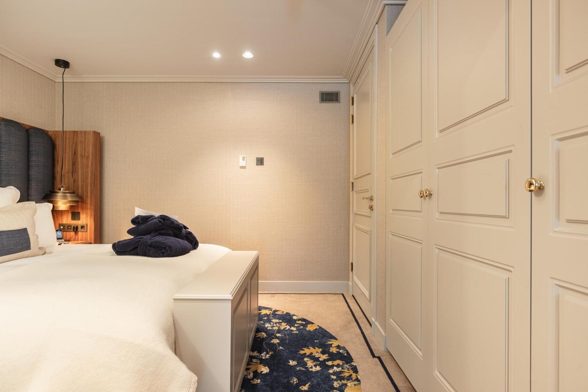 Hotel 717 アムステルダム エクステリア 写真 A bedroom with a built-in wardrobe